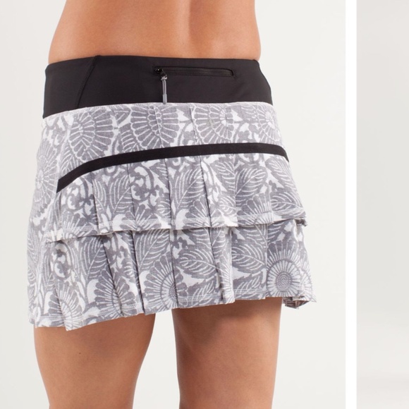 EUC LULULEMON Pace Setter Skirt Skort Beachy Floral White Fossil Black - Picture 1 of 10